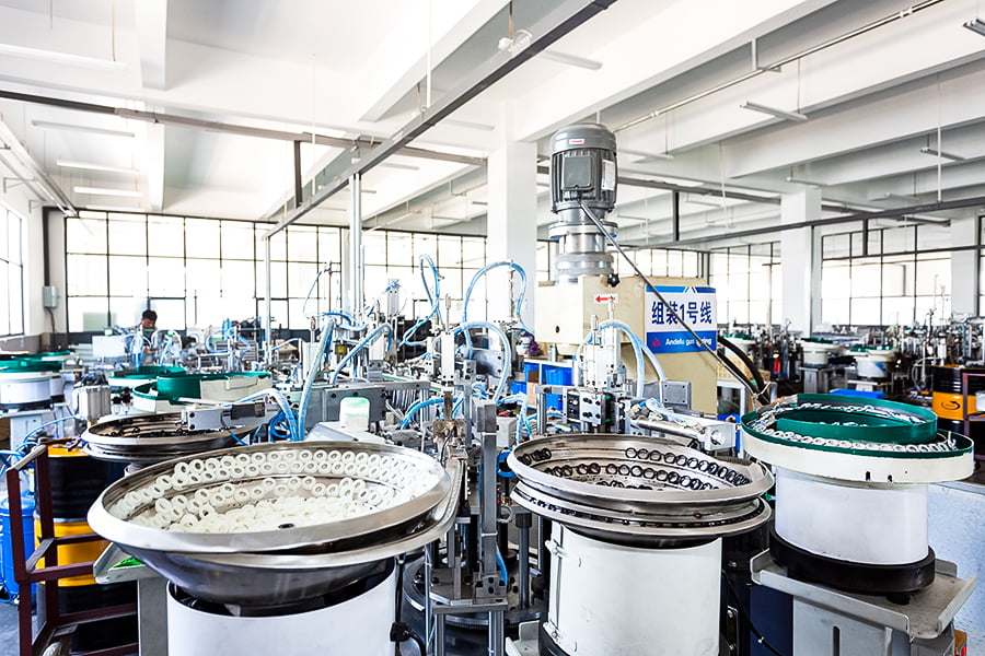 Assemblare la linea di produzione automatica 1